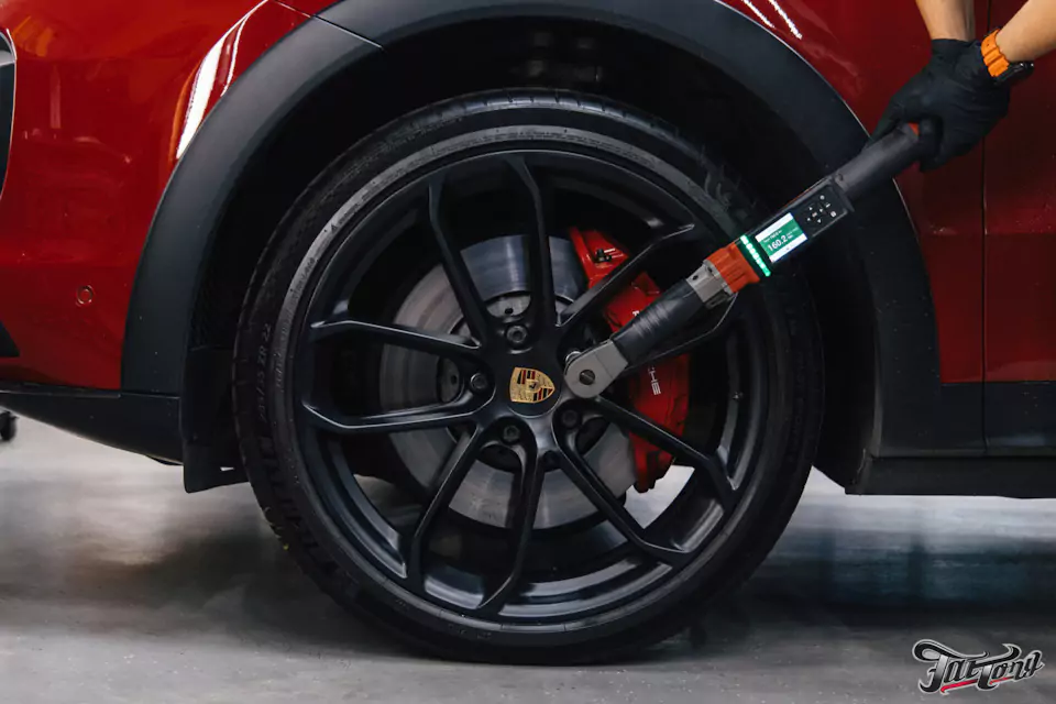 Правка диска и фирменный шиномонтаж на стендах Hunter для Porsche Cayenne GTS